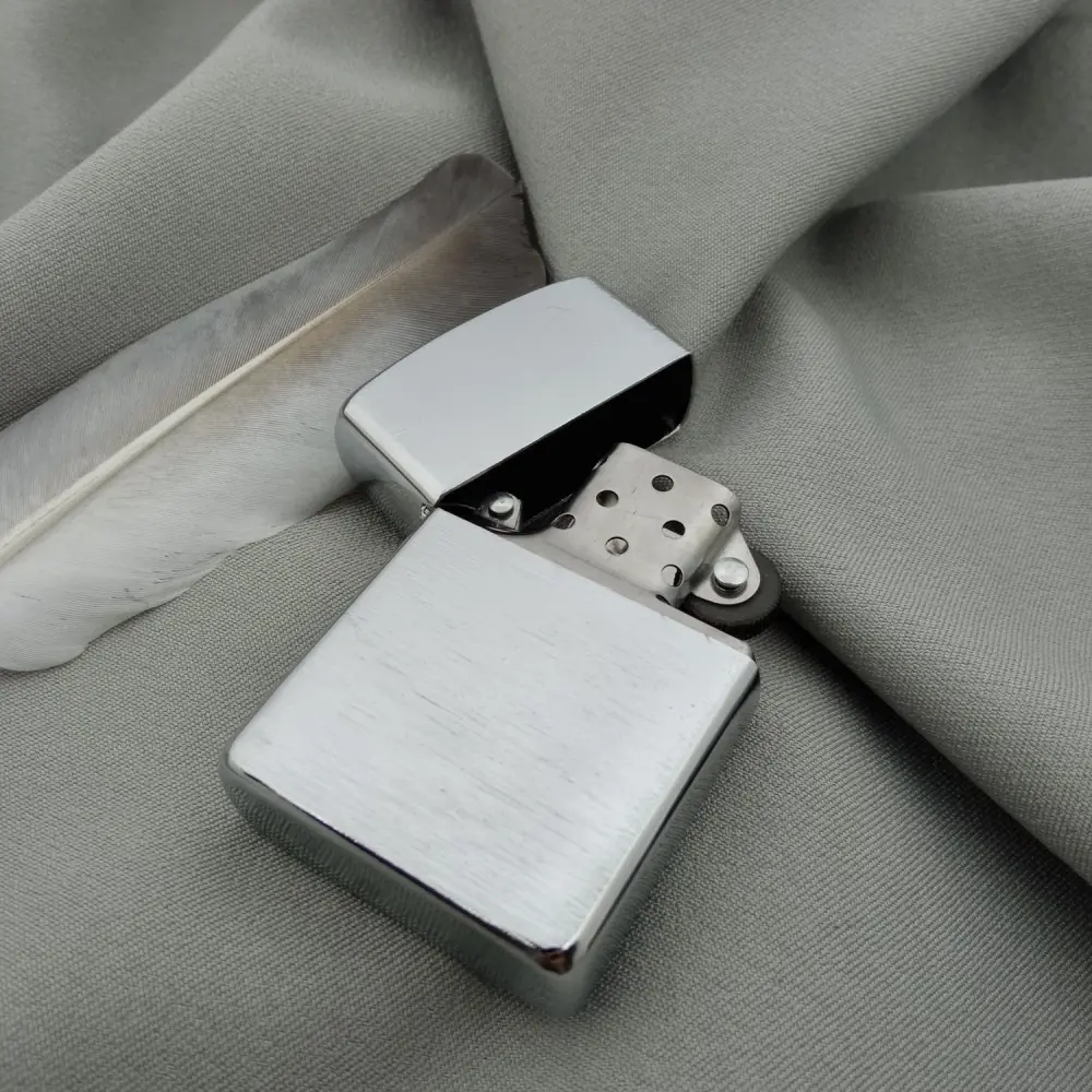 Серебристая рельефная зажигалка