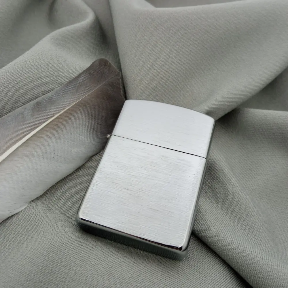 Серебристая рельефная зажигалка