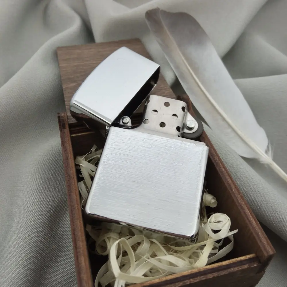 Серебристая рельефная зажигалка