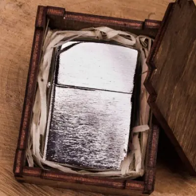 Зажигалка серебристая рельефная